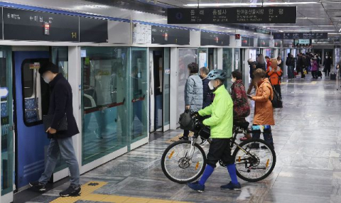 [단독]내년 부산 도시철도 대용량 리튬 배터리 반입 금지… “시대적 흐름” vs “규제 실효성 우려”[어떻게 생각하십니까]