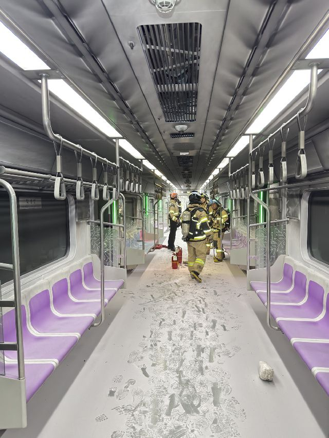 내년부터 부산 도시철도 이용 시 리튬 배터리 탑재 개인형이동장치(PM)과 160Wh(와트시) 이상 보조 배터리를 반입할 수 없다. 사진은 지난 5월 서울 도시철도 5호선 열차 내 방화로 승객들이 대피한 후 객차 내부의 모습. 연합뉴스