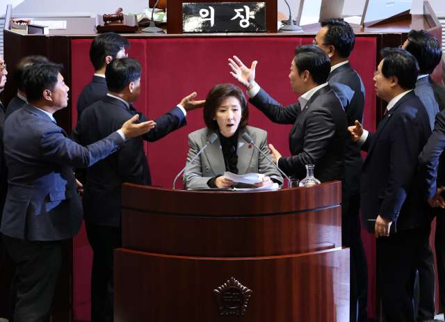 9일 국회 본회의에서 국민의힘 나경원 의원이 '가맹사업거래의 공정화에 관한 법률 일부개정법률안'에 대해 무제한 토론하는 가운데 여야 의원들이 발언대에서 목소리를 높이며 신경전을 이어가고 있다. 연합뉴스
