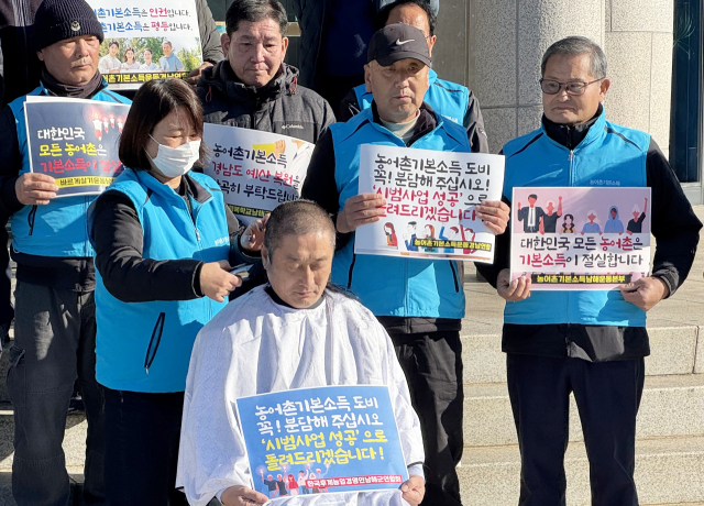 경남도의회 류경완 의원이 9일 예산결산특별위원회가 열린 경남도의회 앞에서 상임위원회가 삭감한 남해군 농어촌 기본소득 도비 126억 원 복원을 요청하며 삭발을 하고 있다. 연합뉴스