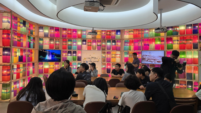 지난달 베트남 하노이 한국문화원에서 열린 전시 ‘한국의 빛, 진주실크등’ 의 모습. 진주시 제공