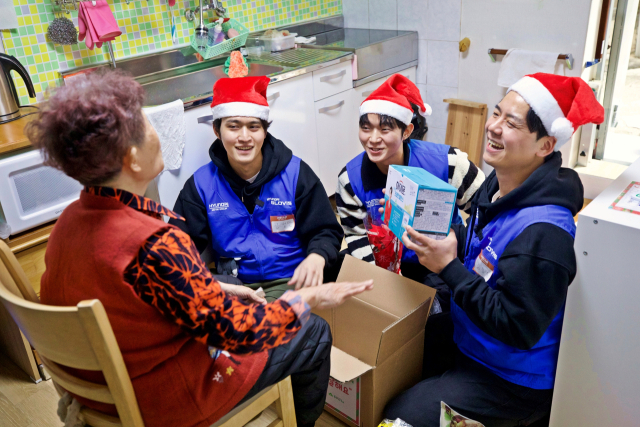 현대글로비스 직원들이 지난 9일 서울 관악구 난곡동의 홀몸어르신 가정을 방문해 후원물품을 전달하고있다. 현대글로비스 제공