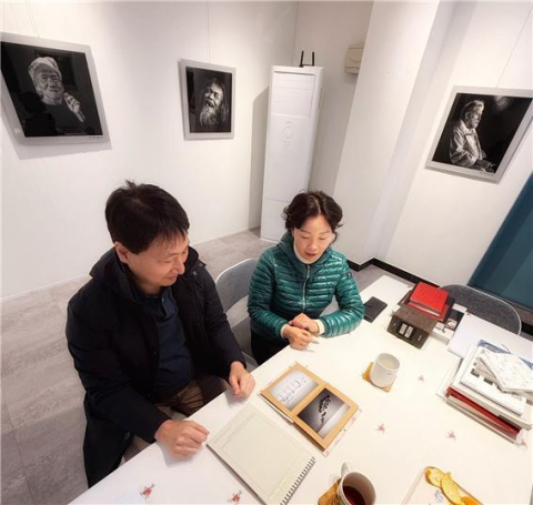 제주지역 학생모임에서 학생과 소통하고 있는 이진영 교수(왼쪽).