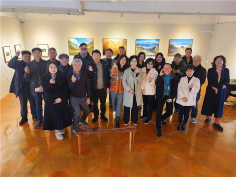 부산 아트스페이스 이신에서 열린 북토크 및 작가토크에 참가해 단체 기념사진을 촬영하고 있다.