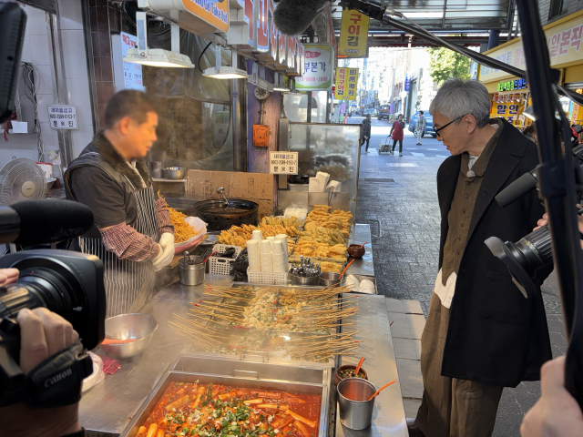 ‘마츠시게 유타카’가 부산 부평깡통시장에서 어묵을 살펴보고 있다. 부산관광공사 제공