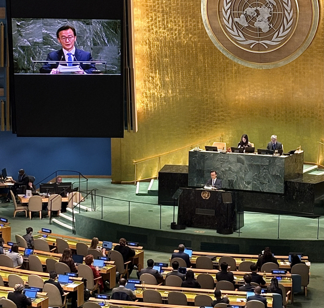 전재수 해양수산부 장관이 9일(현지 시간) 미국 뉴욕에서 열린 UN 총회에서 해양 분야 최대 규모의 최고위급 국제회의 유엔(UN) 해양총회(UNOC) 2028년 유치 결의안을 설명하고 있다. 이러한 가운데 한국에서는 ‘김건희 특검’ 조사 과정에서 전 장관이 통일교로부터 금품을 받았다는 진술이 나오면서 정치권이 들썩이고 있다. 해수부 제공