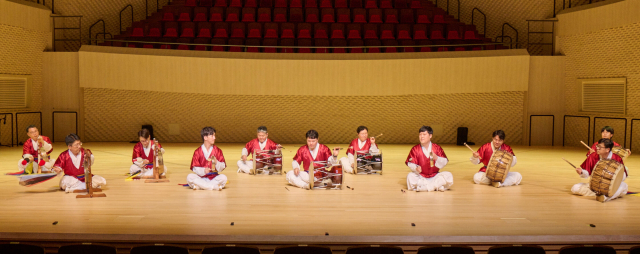 크라운해태 임직원들이 만든 ‘제6회 크라운해태 한음회’가 10일 부산 부산진구 부산콘서트홀에서 열렸다. 크라운해태제과 제공