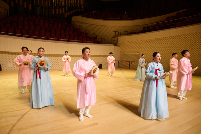 크라운해태 임직원들이 만든 ‘제6회 크라운해태 한음회’가 10일 부산 부산진구 부산콘서트홀에서 열렸다. 크라운해태제과 제공