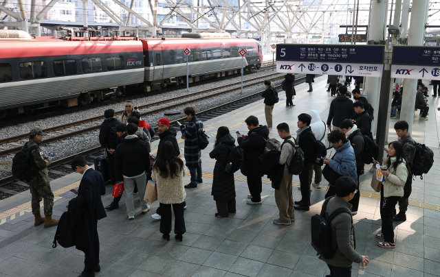 10일 서울역에서 시민들이 열차를 기다리고 있다. 연합뉴스