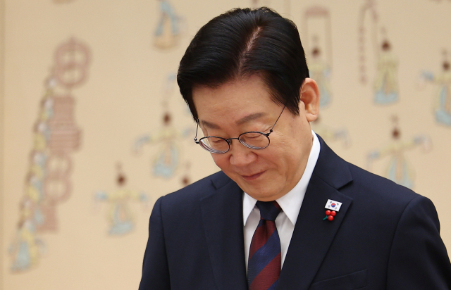 이재명 대통령이 11일 용산 대통령실에서 열린 주한대사 신임장 제정식을 마친 뒤 퇴장하고 있다. 연합뉴스