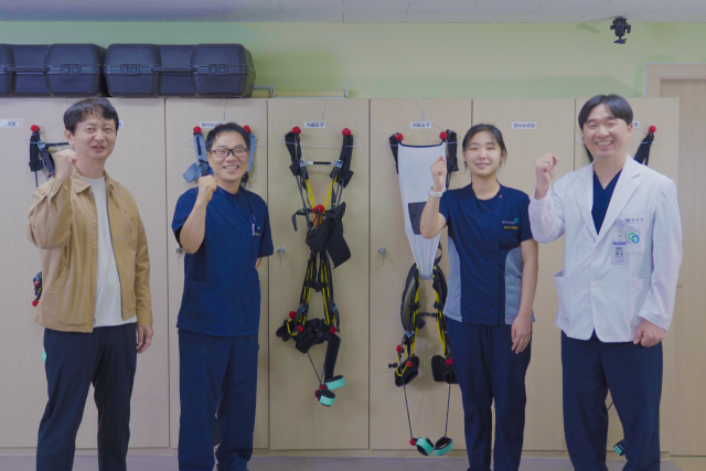 초경량 탄성 슈트 개발 및 임상시험 연구진. (왼쪽부터) ETRI 신호철 책임연구원, 충북대학교병원 이창준 물리치료사, 문주희 물리치료사, 재활의학과 공현호 교수. ETRI 제공