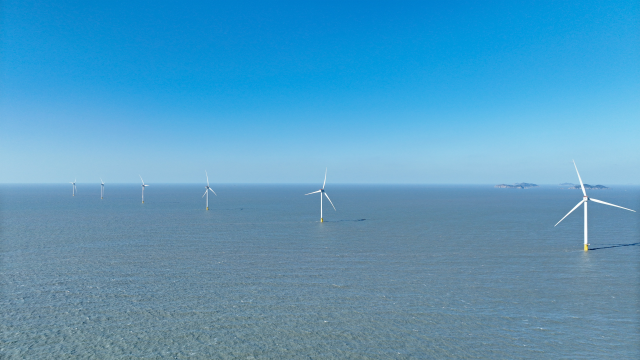 국내 최초 민간 주도 해상풍력발전 사업으로 준공된 ‘전남해상풍력’ 1단지 전경. 신안군 자은도 약 9km 인근 해상에 조성된 96MW 용량의 해상풍력단지다. 기후부 제공