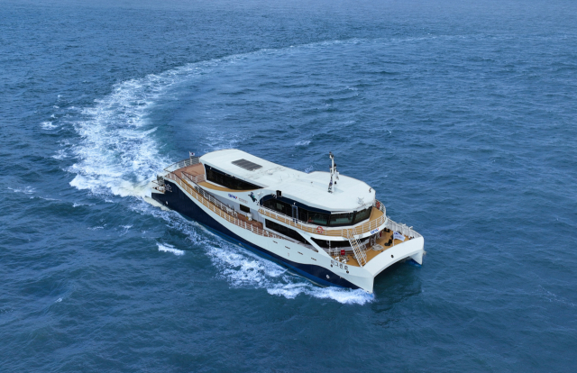 국내 최초로 100% 전기 배터리로 움직이는 항만 안내선 e-그린호. BPA 제공