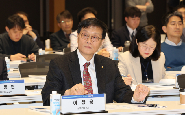 9일 서울 중구 한국은행에서 '잠재성장률 제고를 위한 금융의 역할'을 주제로 열린 한은·한국금융학회 공동 정책 심포지엄에서 이창용 한국은행 총재가 참석해 있다. 연합뉴스