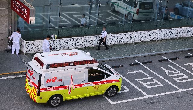 전국 곳곳에서 응급실 운영이 파행하는 지난해 서울 한 대형병원 응급의료센터 인근에서 한 환자가 이동하고 있다. 연합뉴스