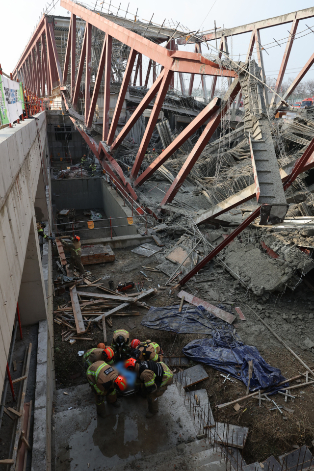 11일 광주 서구 광주대표도서관 공사 현장에서 철골 구조물이 붕괴돼 구조대가 매몰 작업자 구조 활동을 하고 있다. 연합뉴스
