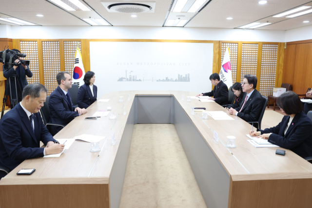 부산시는 11일 오전 9시 20분 부산시청 국제의전실에서 니콜라 파리 르노코리아(주) 신임 대표와 부산 미래차 생태계 조성을 위한 협력 방안을 논의했다. 부산시 제공