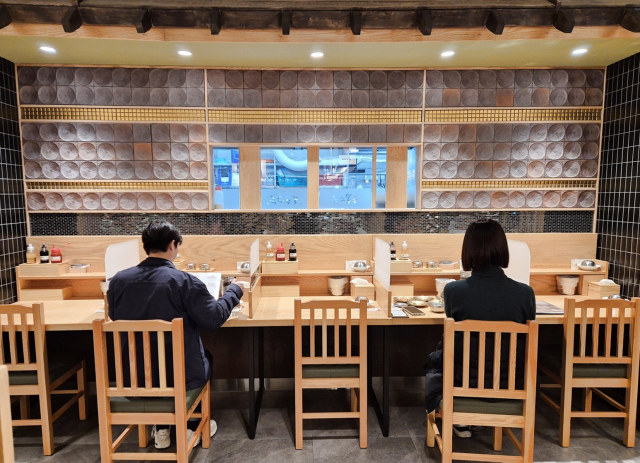 롯데백화점 부산본점 10층 식당가 '금수복국'은 1인 고객을 위한 전용 좌석을 마련해 편안한 식사 환경을 제공한다. 롯데백화점 부산본점 제공