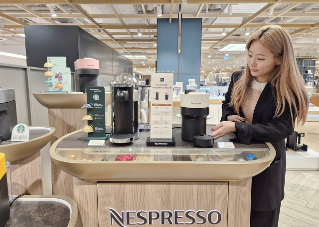롯데백화점 부산본점 6층 ‘네스프레소’는 1인 가구 라이프 스타일에 맞춘 다양한 커피 머신을 선보이고 있다. 롯데백화점 부산본점 제공