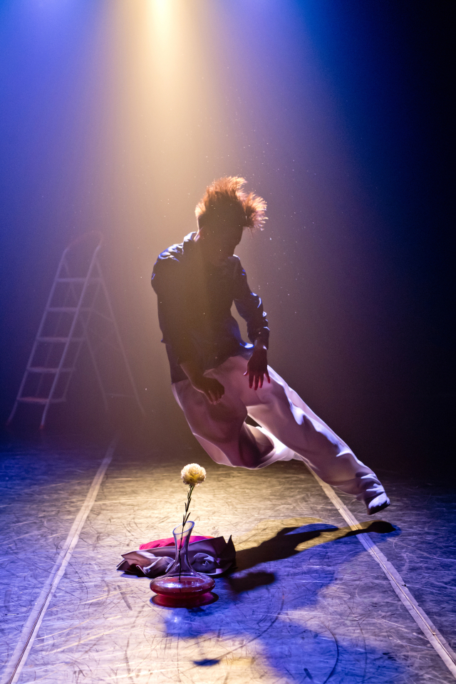 지난봄 제31회 ‘신인춤제전 젊고 푸른 춤꾼 한마당’ 무대에 올랐던 손영일 안무의 17분짜리 '페르소나' 솔로 버전 공연 모습. 손영일무용단 제공