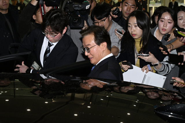 전재수 해양수산부 장관이 11일 '유엔해양총회' 유치 활동을 마치고 귀국해 취재진 질문을 받으며 차량에 탑승하고 있다. 전재수 장관은 이날 사의를 표명했다. 연합뉴스