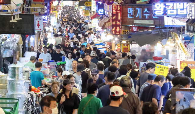 추석 연휴를 1주일 가량 앞둔 지난 9월 28일 부산 부산진구 부전시장을 찾은 시민들이 제수용품 등을 구입하고 있다. 김종진 기자 kjj1761@