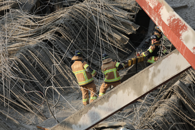 11일 광주 서구 광주대표도서관 공사현장에서 철골 구조물이 붕괴돼 구조대가 매몰 작업자 구조 활동을 하고 있다. 연합뉴스