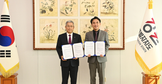 한전은 11일 강원특별자치도청에서 강원도와 ‘산불 예방과 전력설비 보호를 위한 업무협약’을 체결했다(왼쪽부터 김동철 한전 사장, 김진태 강원지사). 한전 제공