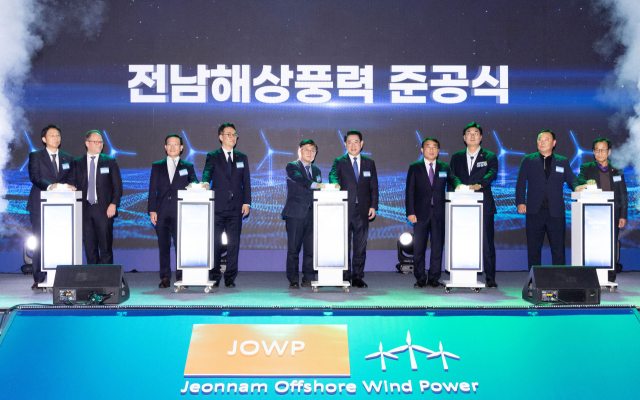 김성환 기후에너지환경부 장관이 11일 전남 신안군 라마다프라자 호텔에서 열린 ‘전남 해상풍력 1단지 준공식’에서 참석자들과 준공 세리머니를 하고 있다. 기후부 제공