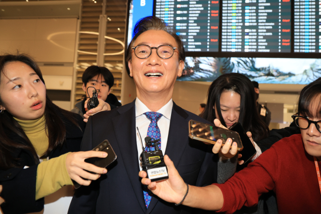 전재수 해양수산부 장관이 11일 '유엔해양총회' 유치 활동을 마치고 귀국해 취재진 질문을 받으며 이동하고 있다. 전재수 장관은 이날 사의를 표명했다. 연합뉴스