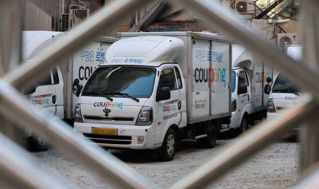 경찰이 대규모 개인정보 유출 사태를 빚은 쿠팡에 대한 압수수색을 닷새째 이어가고 있다. 사진은 지난 4일 서울 시내 한 쿠팡 물류센터에 주차된 배송차량. 연합뉴스