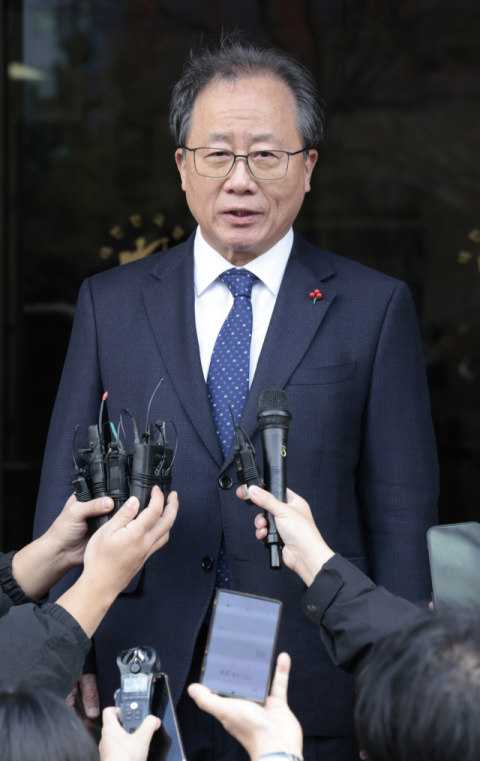 전교조 통일학교 해직 교사들을 특별 채용하도록 지시한 혐의로 기소돼 1심에서 징역 8개월에 집행유예 2년을 선고받은 김석준 부산교육감이 12일 부산 연제구 부산지법 법정을 나서며 입장을 밝히고 있다. 정대현 기자 jhyun@