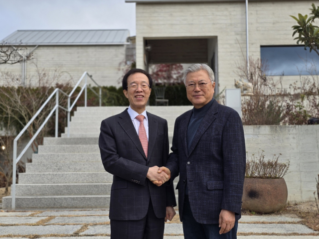 이석연 국민통합위원장이 12일 경남 양산 평산마을에서 문재인 전 대통령을 예방하고 있다. 연합뉴스