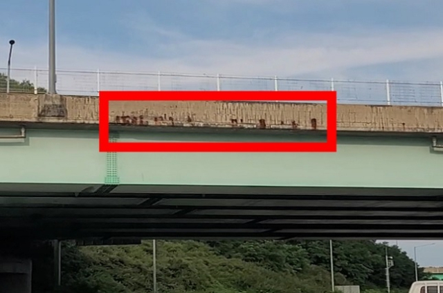 고속도로 교량에 철근이 외부에 노출된 모습.