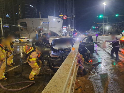 부산서 만취 운전자 몰던 차량, 중앙분리대 충돌 후 화재