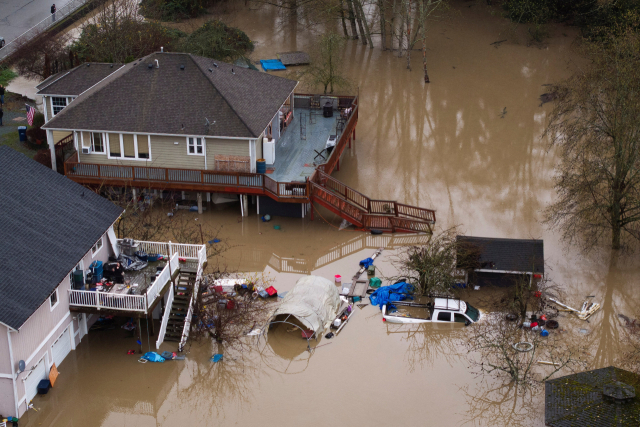 12일(현지 시간) 미국 서북부 워싱턴주 벌링턴시의 홍수 상황을 찍은 드론샷. 로이터연합뉴스