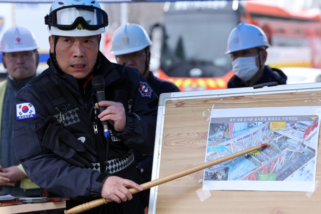 광주대표도서관 붕괴 사고 사흘째인 13일 광주 서구 치평동 사고 현장 인근에서 안균재 서부소방서 예방안전과장이 구조 작전에 대해 설명하고 있다. 연합뉴스