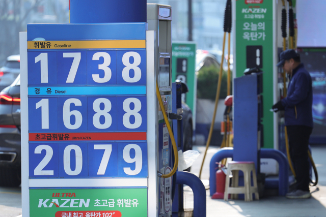 국내 주유소 휘발유와 경유의 주간 평균가격이 7주 만에 하락세로 전환했다. 부산지역 휘발유와 경유의 주간 평균가격도 7주 만에 하락세로 돌아섰다. 사진은 지난 7일 서울 시내 주유소 모습. 연합뉴스