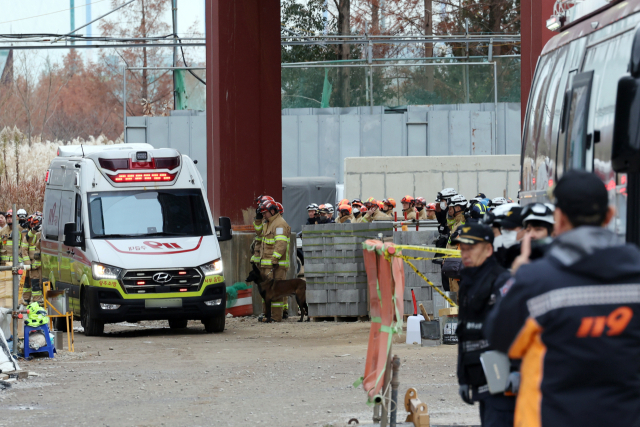광주대표도서관 붕괴 사고 사흘째인 13일 광주 서구 치평동 사고 현장에서 구급차량이 마지막 매몰자를 싣고 이동하고 있다. 연합뉴스