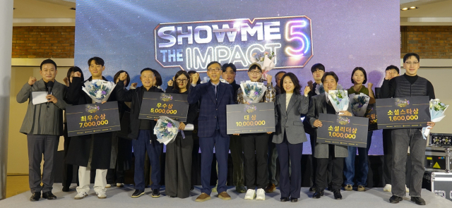 한국서부발전은 지난 11일 충남 아산 온양민속박물관에서 ‘쇼미더임팩트 IR 경진대회’ 결선대회를 열고 충남 사회적경제·소셜벤처 기업 6개 팀을 대상으로 최종 IR 발표를 진행했다. 임홍택 농업회사법인(주)오늘 대표(왼쪽 두 번째), 임채림 ㈜대천브루어리 대표(왼쪽 네 번째), 이상영 충남사회적경제지원센터장(왼쪽 다섯 번째), 김준영 ㈜케이알지그룹 대표(왼쪽 여섯 번째) 등 수상자들이 기념 촬영하는 모습. 서부발전 제공
