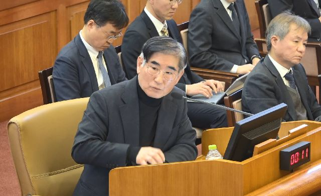 김용현 전 국방부 장관이 지난 1월 23일 서울 종로구 헌법재판소에서 열린 윤석열 대통령 탄핵심판 4차변론에 증인으로 출석해 윤 대통령의 직접 신문에 답변하고 있다. 헌법재판소 제공