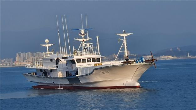 해양수산부는 대형선망, 근해연승, 근해채낚기 업종의 선복량(총톤수) 제한을 폐지하는 내용으로 ‘수산업법 시행령’을 개정하고 지난 12일부터 시행한다고 밝혔다. 사진은 근해연승어선. 해수부 제공