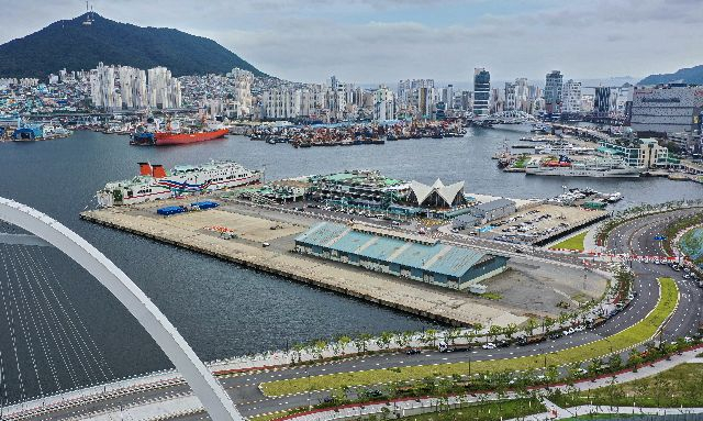 부산시가 내년 7월 ‘제48차 유네스코 세계유산위원회’ 개최를 앞두고 지난 12일 국가유산청과 업무협약을 체결했다. 사진은 유네스코 세계유산 잠정 목록에 등재된 ‘피란수도 부산유산’의 일부인 부산항 북항 1부두 전경. 부산일보DB