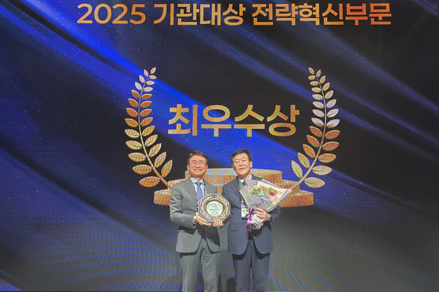 한국서부발전은 지난 11일 서울 플렌티컨벤션에서 열린 ‘2025 한국감사인대회’에서 전략혁신분야 최우수상과 감사품질혁신상을 수상했다. 송재섭 서부발전 상임감사위원(오른쪽)과 이욱희 한국감사협회장이 기념촬영하는 모습. 서부발전 제공