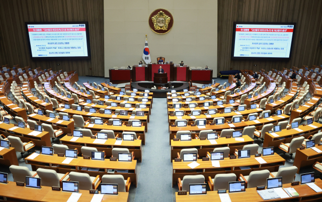 국민의힘 추경호 의원이 13일 국회에서 열린 12월 임시국회 본회의에서 은행법 일부개정법률안에 대한 무제한 토론을 하고 있다. 연합뉴스