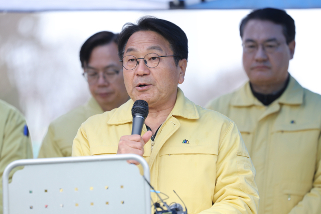 광주대표도서관 붕괴 사고 사흘째인 13일 강기정 광주시장이 광주 서구 치평동 사고 현장을 찾아 취재진에게 사고 후속 대책을 발표하고 있다. 연합뉴스