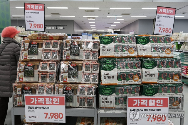 한국 김의 최대 수요처인 미국이 우리 김에 대한 관세를 면제한 것으로 확인되면서 K김 수출이 한층 탄력을 받을 것으로 기대된다.서울의 한 마트에 조미김이 진열돼 있는 모습. 연합뉴스