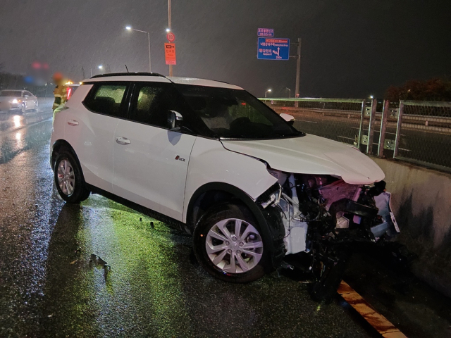 13일 오후 6시 55분께 부산 사상구 삼락생태공원 앞 구포 방향 강변대로에서 60대 남성 A 씨가 몰던 SUV 차량이 역주행해 승용차 2대와 연달아 충돌했다. 부산 사상경찰서 제공