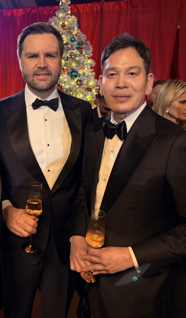 정용진 신세계그룹 회장(오른쪽)과 J.D. 밴스 미국 부통령. 신세계그룹 제공