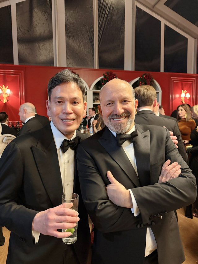 용진 신세계그룹 회장(왼쪽)과 하워드 러트닉 미국 상무부 장관. 신세계그룹 제공